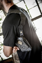 Load image into Gallery viewer, Labrynth holster -Men&#39;s leather pocket holster- Mens holster - Pocket holster - Leather holster